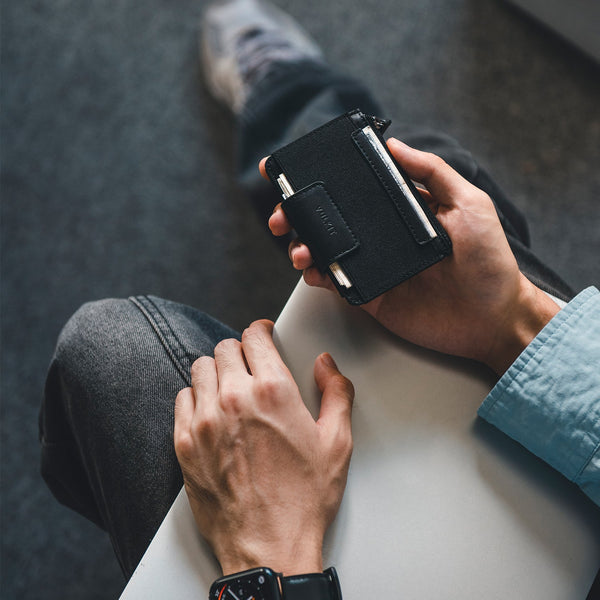 VW110- Palm-size Bifold Wallet with a Zipper Pocket & an Elastic Slot